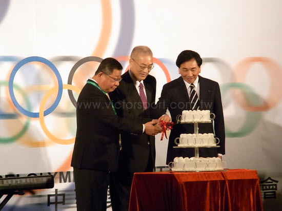 慶祝中華奧會成立90週年，切蛋糕囉~
